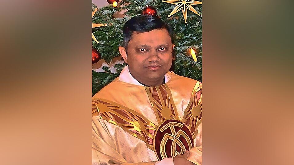 Pfarrvikar Jithin Mathew bei der Feier seines ersten Gottesdienstes in Sandsbach am Vorabend des Dreik&ouml;nigstages.