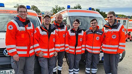 Rund 50 Mitglieder geh&ouml;ren der BRK-Bereitschaft von Norbert Winkler (r.) an. Dabei ist die ehrenamtliche Arbeit in Lam auch ein St&uuml;ck weit Familiensache. Winklers Bruder Thomas (2.v.l.) engagiert sich genauso f&uuml;rs BRK wie Tochter Michaela (3.v.r.).