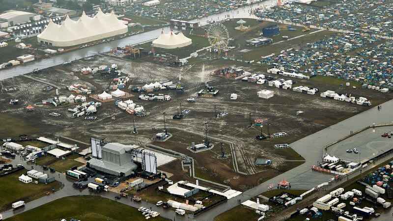Nach wiederholten Unwettern mit mehr als 80 Verletzten ist 'Rock am Ring' in der Eifel abgebrochen worden. Nach wiederholten Unwettern mit mehr als 80 Verletzten ist 'Rock am Ring' in der Eifel abgebrochen worden.