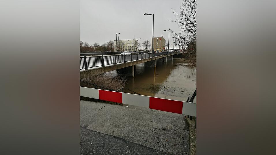 Die Flutmulde ist gesperrt, weil die Pfettrach &uuml;ber die Ufer getreten ist.