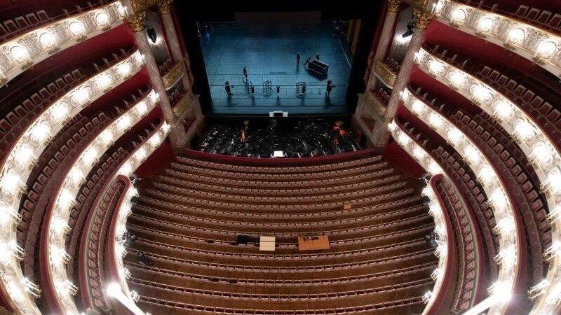 Techniker arbeiten auf der Bühne in der Bayerischen Staatsoper.