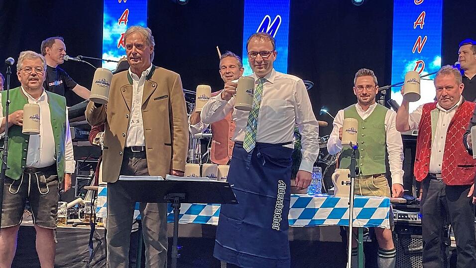 O zapf is: Sepp Altmann (vorne, Zweiter von links) und Bürgermeister Martin Stoiber (vorne, Dritter von links) mit der ersten offiziellen Mass. O zapf is: Sepp Altmann (vorne, Zweiter von links) und Bürgermeister Martin Stoiber (vorne, Dritter von links) mit der ersten offiziellen Mass.