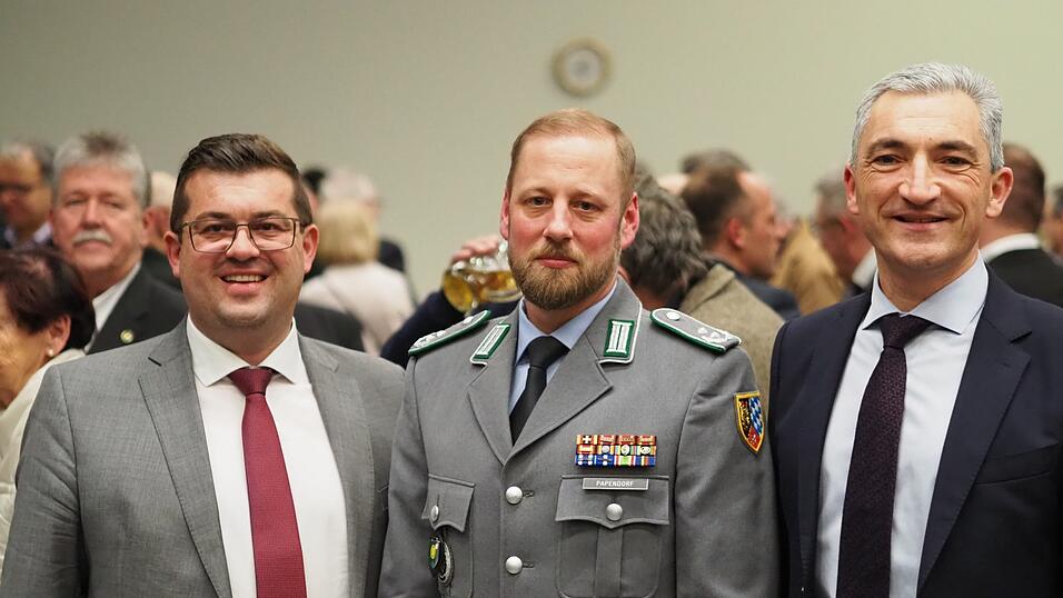Die drei Redner des Abends: Regens Bürgermeister Andreas Kroner (v.l.), Oberstleutnant Sean Papendorf vom Panzergrenadierbataillon 112 und Landrat Ronny Raith. Die drei Redner des Abends: Regens Bürgermeister Andreas Kroner (v.l.), Oberstleutnant Sean Papendorf vom Panzergrenadierbataillon 112 und Landrat Ronny Raith.