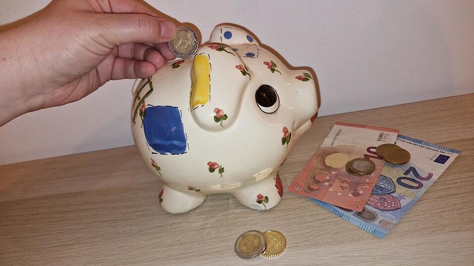 Das klassische Sparschwein ist ein gutes Mittel, um mit seinem Geld zu haushalten. In Sparclubs werden die Mitglieder dazu angehalten, regelm&auml;&szlig;ig Geld beiseite zu legen - oft f&auml;llt sogar eine kleine 'Strafe' an, wenn sie es vergessen.