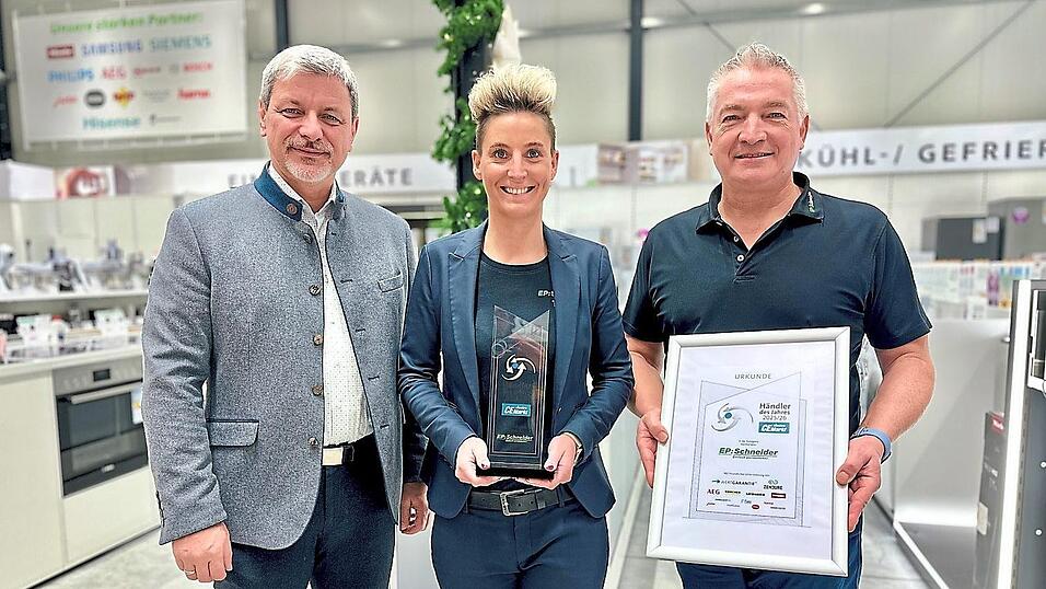 Bürgermeister Sandro Bauer gratulierte Tanja und Heinz Schneider zur Auszeichnung „Händler des Jahres 2025/26“. Bürgermeister Sandro Bauer gratulierte Tanja und Heinz Schneider zur Auszeichnung „Händler des Jahres 2025/26“.