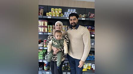 Ilham Alfashtaki und ihr Mann Emran Ahmad zusammen mit dem kleinen Youssef