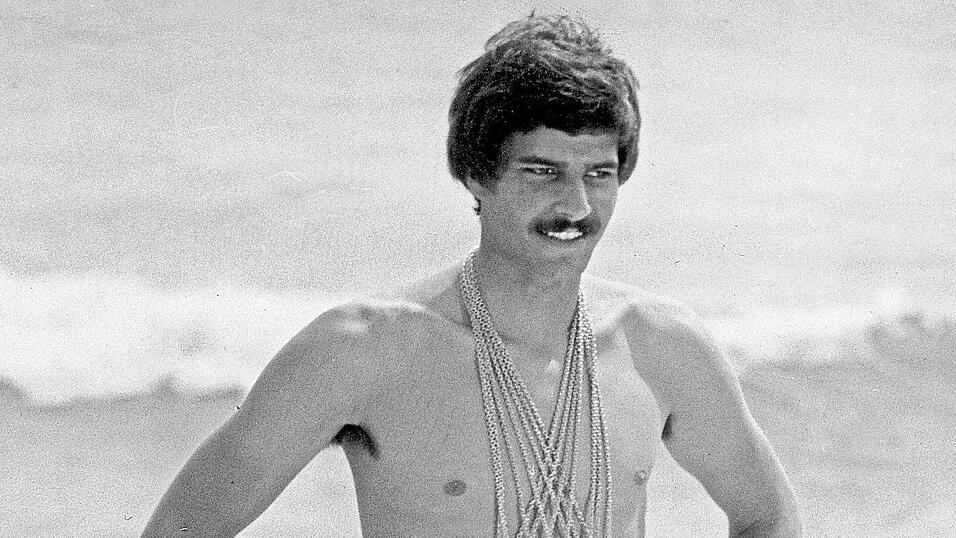 Die Badehose eng anliegend, sieben Goldmedaillen um seinen Hals baumelnd: Mark Spitz nach den Olympischen Spielen 1972. Die Badehose eng anliegend, sieben Goldmedaillen um seinen Hals baumelnd: Mark Spitz nach den Olympischen Spielen 1972.