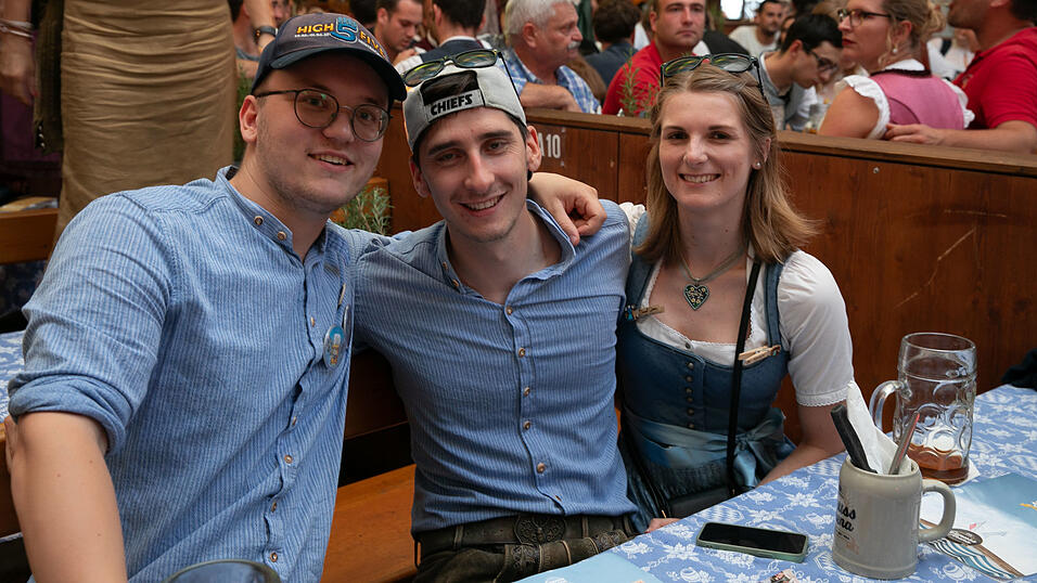 Die Partybilder vom Montag, 11. August, aus dem Festzelt Wenisch. Die Partybilder vom Montag, 11. August, aus dem Festzelt Wenisch.