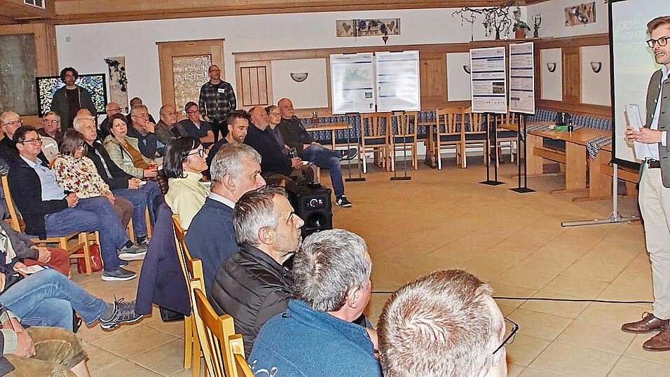 Anwohner aus Wörth und Umgebung informierten sich am Montagabend in Weihern. Raoul Kreienmeier (stehend) vertrat den Flächeneigentümer, das Haus Thurn und Taxis.