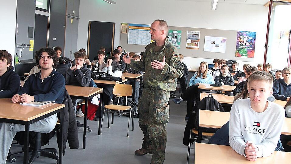 Fast 40 Neuntkl&auml;ssler interessieren sich f&uuml;r den Bericht von Stabsfeldwebel J&uuml;rgen Bucher &uuml;ber eine Laufbahn bei der Bundeswehr.