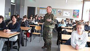 Fast 40 Neuntkl&auml;ssler interessieren sich f&uuml;r den Bericht von Stabsfeldwebel J&uuml;rgen Bucher &uuml;ber eine Laufbahn bei der Bundeswehr.