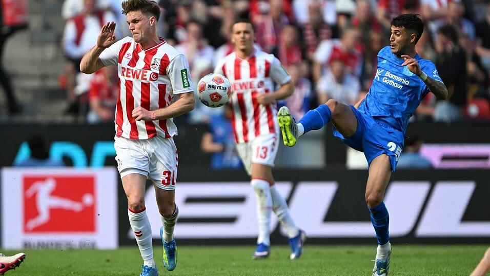 K&ouml;lns Marius B&uuml;lter im Duell mit Leverkusens Exequiel Palacios.