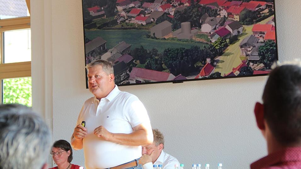 Franz Ameres stellte sein Bauprojekt im Marktrat vor. Dabei hatte er eine Visualisierung dabei, die zeigen sollte, dass der Pufferspeicher das Ortsbild „nicht crasht“ Franz Ameres stellte sein Bauprojekt im Marktrat vor. Dabei hatte er eine Visualisierung dabei, die zeigen sollte, dass der Pufferspeicher das Ortsbild „nicht crasht“