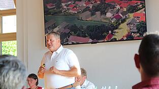 Franz Ameres stellte sein Bauprojekt im Marktrat vor. Dabei hatte er eine Visualisierung dabei, die zeigen sollte, dass der Pufferspeicher das Ortsbild „nicht crasht“ Franz Ameres stellte sein Bauprojekt im Marktrat vor. Dabei hatte er eine Visualisierung dabei, die zeigen sollte, dass der Pufferspeicher das Ortsbild „nicht crasht“