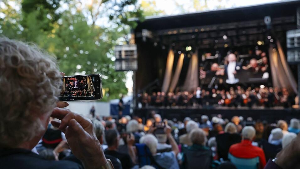 Das Open-Air-Konzert gehört inzwischen zur Festspiel-Tradition. Das Open-Air-Konzert gehört inzwischen zur Festspiel-Tradition.