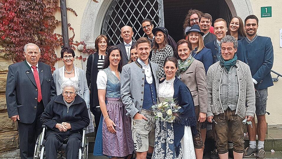 Die Hochzeitsgesellschaft vor dem Rathaus. Die Hochzeitsgesellschaft vor dem Rathaus.