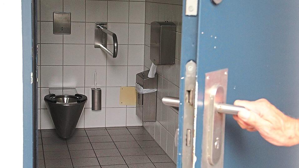 Die T&uuml;r schwerg&auml;ngig, der Toilettensitz im Verh&auml;ltnis zu den Griffen viel zu niedrig: Ein Deggendorfer mit Handicap benennt M&auml;ngel an der Behindertentoilette am Ruderhaus und anderen st&auml;dtischen Anlagen. Die Stadt reagiert auf unsere Anfrage.