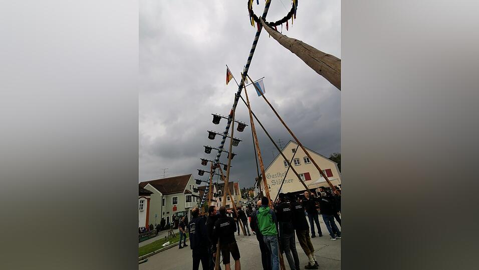 In Pfaffenberg hat die Feuerwehr den Maibaum aufgestellt.
