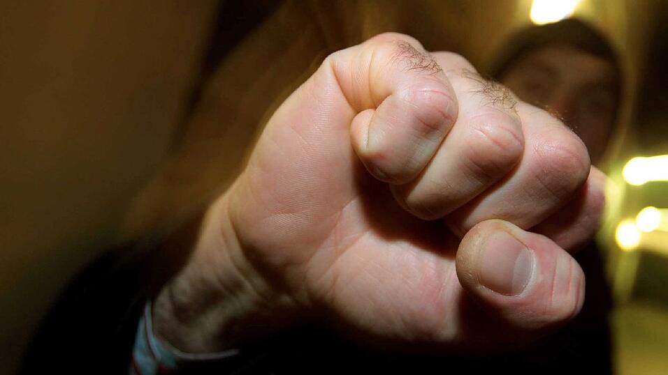 Plötzlich springt ein 33-Jähriger einem 45-Jährigen vors Auto. Es kommt zur Schlägerei. (Symbolbild) Plötzlich springt ein 33-Jähriger einem 45-Jährigen vors Auto. Es kommt zur Schlägerei. (Symbolbild)