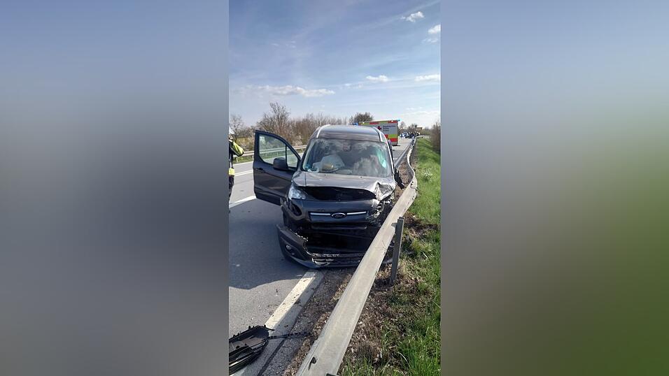 Die Bundesstraße musste nach dem Unfall gesperrt werden. 