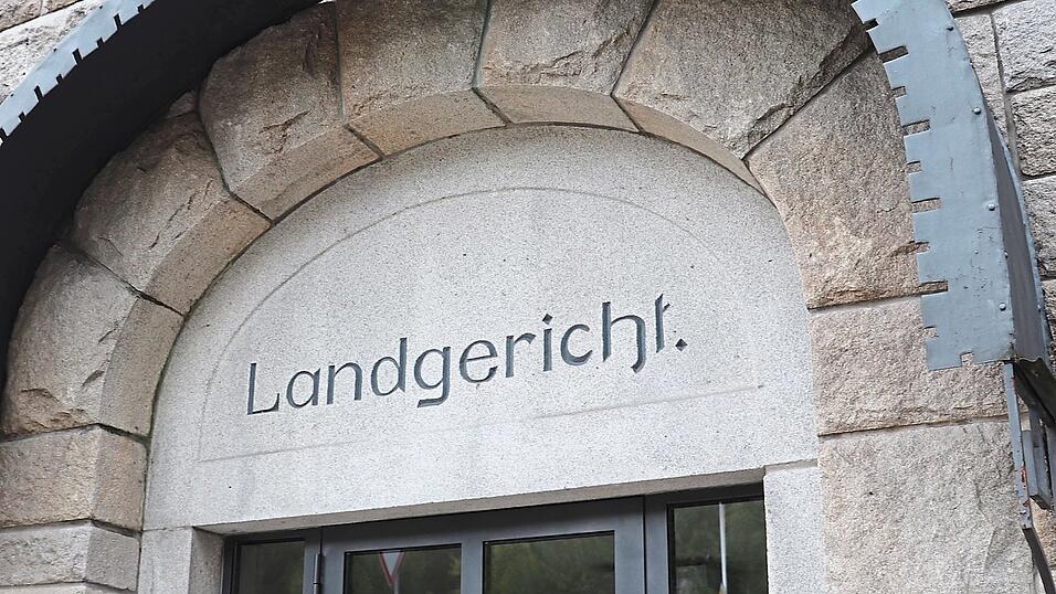 Ein Türke hatte vergangenes Jahr 17 Personen in einem Kühllaster über die Deutsche Grenze geschleust. Ein Türke hatte vergangenes Jahr 17 Personen in einem Kühllaster über die Deutsche Grenze geschleust.