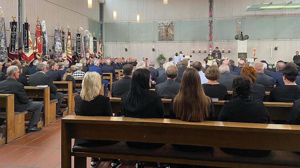 Eine große Trauergemeinde fand sich in der Kirche ein.