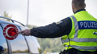 Binnengrenzkontrollen sind im Schengen-Raum eigentlich nicht vorgesehen. Bundesinnenminister Alexander Dobringt (CSU) will daran nach eigener Aussage aber vorerst festhalten. (Archivfoto)