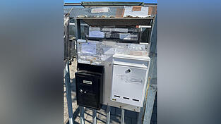 Namen und Briefk&auml;sten an einer geschlossenen Unterkunft.