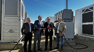 Landrat Peter Dreier, &Uuml;ZW-Vorstand Michael Forstner, Wirtschaftsminister Hubert Aiwanger und B&uuml;rgermeister Dieter Neubauer bei der symbolischen Inbetriebnahme.