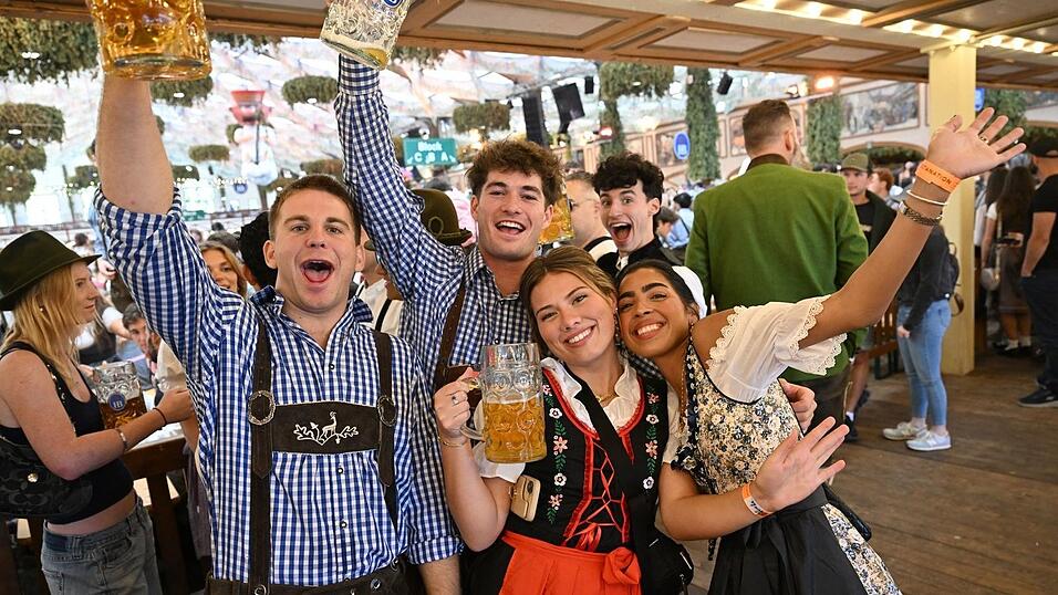 Die meisten Gäste kommen in Dirndl und Lederhose. Die meisten Gäste kommen in Dirndl und Lederhose.