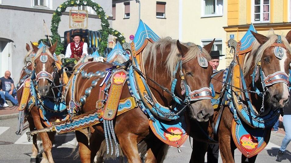 Viele Besucher verfolgten am Sonntag den Umzug auf dem Vilsbiburger Stadtplatz. Viele Besucher verfolgten am Sonntag den Umzug auf dem Vilsbiburger Stadtplatz.