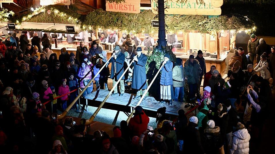 Die Alphorn blasenden 'Alphorniker' aus Mitterfels sorgten für die passende vorweihnachtliche Stimmung. Die Alphorn blasenden 'Alphorniker' aus Mitterfels sorgten für die passende vorweihnachtliche Stimmung.
