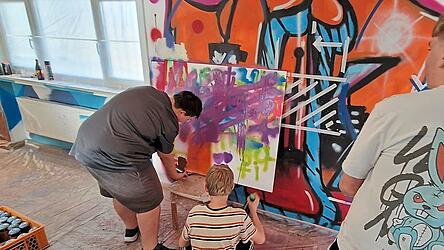 Wichtig ist, dass die Jugend aktiv mitmachen kann, wie hier bei der Gestaltung der Räume im Jugendtreff.