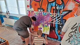 Wichtig ist, dass die Jugend aktiv mitmachen kann, wie hier bei der Gestaltung der Räume im Jugendtreff. Wichtig ist, dass die Jugend aktiv mitmachen kann, wie hier bei der Gestaltung der Räume im Jugendtreff.