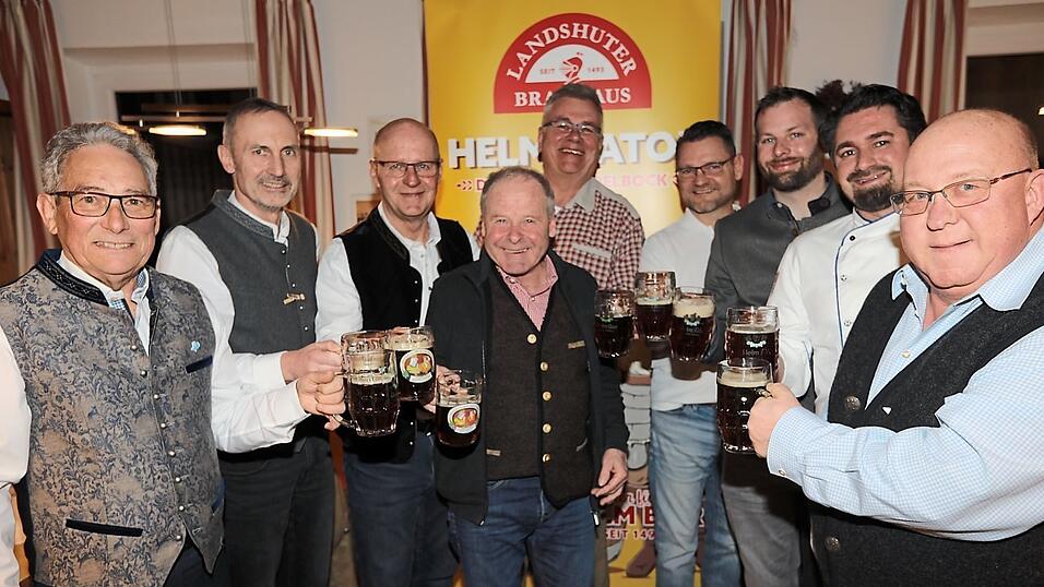 Die Verantwortlichen der KSK bei der offiziellen Bierprobe mit dem Landshuter Brauhaus bei der Gastwirtsfamilie Forster. Die Verantwortlichen der KSK bei der offiziellen Bierprobe mit dem Landshuter Brauhaus bei der Gastwirtsfamilie Forster.