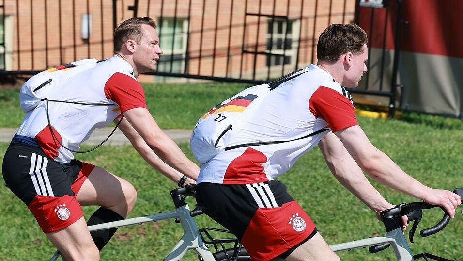 Mit Manuel Neuer (l.) versteht sich Jonas Urbig (r.) sehr gut.