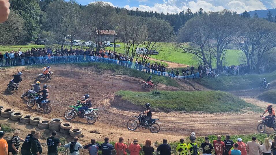 Wer die meisten Runden bei der Motocross-Strecke schaffte, der gewann das Rennen. Wer die meisten Runden bei der Motocross-Strecke schaffte, der gewann das Rennen.