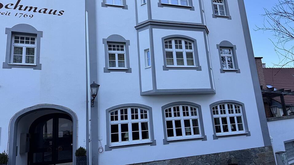 Erst hie&szlig; es, das geschlossene Viechtacher Restaurant Akropolis ziehe in das Hotel Schmaus am Stadtplatz. Stattdessen er&ouml;ffnet nun ein griechisches Wirtspaar aus Frauenau hier ihr griechisches Restaurant.