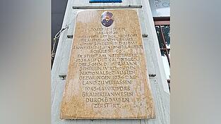 Eine Tafel erinnert an den Gründer Josef Schülein, der Unionsbräu mit Löwenbräu fusionierte. Eine Tafel erinnert an den Gründer Josef Schülein, der Unionsbräu mit Löwenbräu fusionierte.