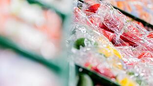 Obst und Gemüse steckt in Supermärkten oft in Plastikverpackungen. (Archivbild) Obst und Gemüse steckt in Supermärkten oft in Plastikverpackungen. (Archivbild)
