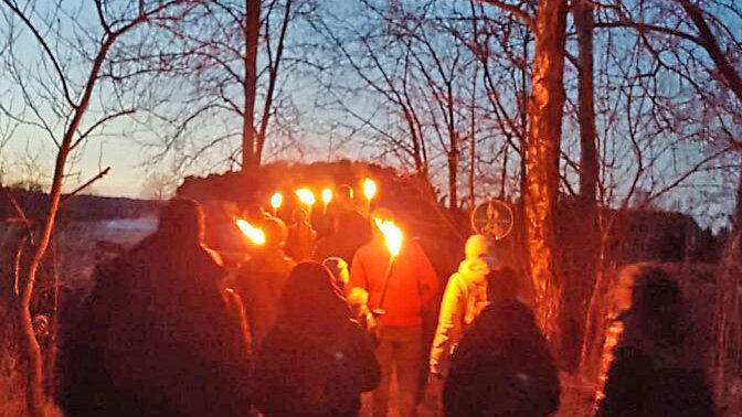 Regelmäßig gibt es Fackelwanderungen zu dem Tatort. Regelmäßig gibt es Fackelwanderungen zu dem Tatort.