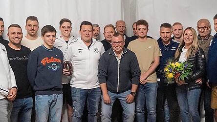 Funktion&auml;re, Betreuer, Platzwarte und Schiedsrichter des SV Haidlfing.