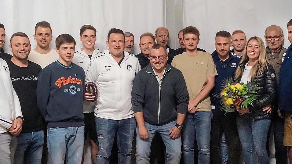 Funktion&auml;re, Betreuer, Platzwarte und Schiedsrichter des SV Haidlfing.