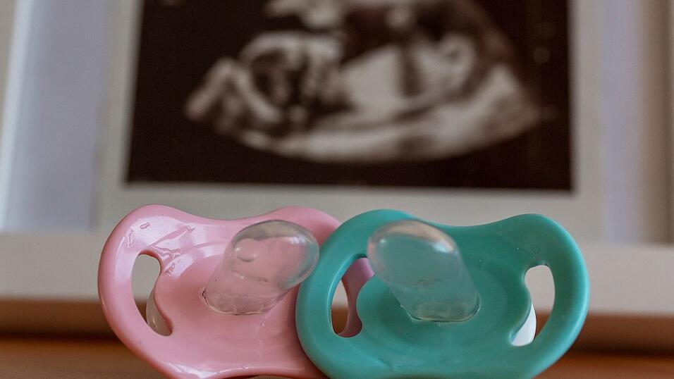 Wie ein Kind sein wird, wei&szlig; man vor der Geburt nicht. Verbinden werdende Eltern deshalb so viel mit dem Geschlecht?