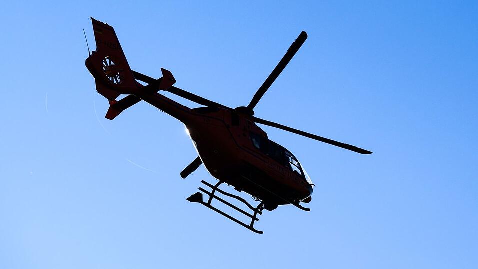 Ein Rettungshubschrauber brachte den Verletzten in eine Klinik. (Symbolbild) Ein Rettungshubschrauber brachte den Verletzten in eine Klinik. (Symbolbild)