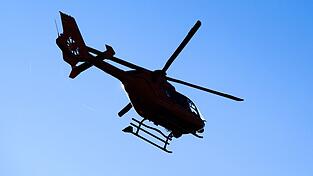 Ein Rettungshubschrauber brachte den Verletzten in eine Klinik. (Symbolbild) Ein Rettungshubschrauber brachte den Verletzten in eine Klinik. (Symbolbild)