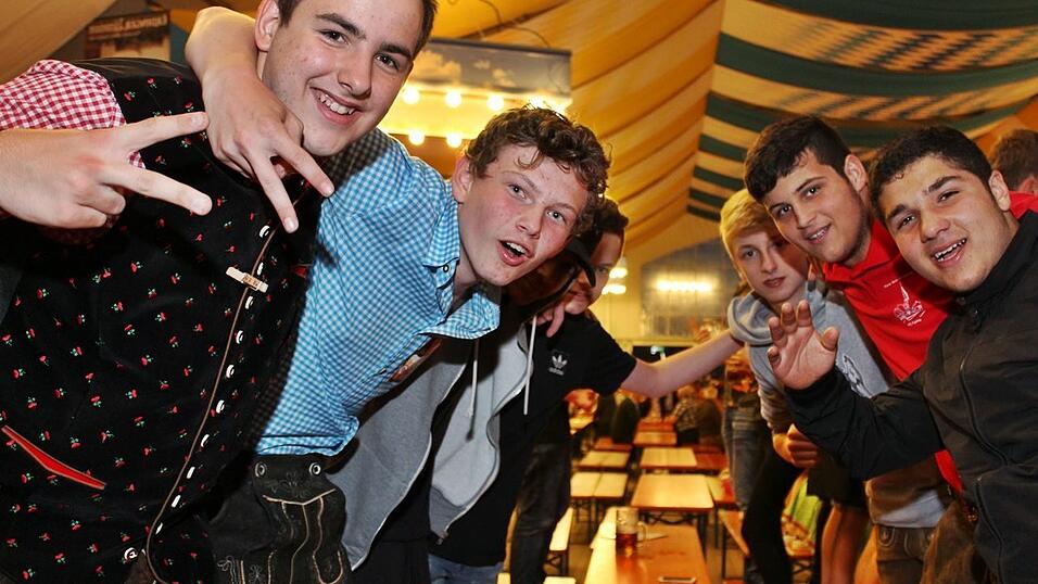 Auch am Freitag war super Stimmung am Ergoldinger Volksfest. Auch am Freitag war super Stimmung am Ergoldinger Volksfest.