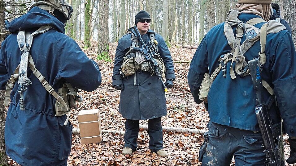 Diese Soldaten gehören zu einem speziellen Bataillon der US-Armee. Die Einheit ist fest in Hohenfels stationiert und spielt bei den Übungen auf dem dortigen Truppenübungsplatz jedes Mal den 'Feind' - also Russland. Diese Soldaten gehören zu einem speziellen Bataillon der US-Armee. Die Einheit ist fest in Hohenfels stationiert und spielt bei den Übungen auf dem dortigen Truppenübungsplatz jedes Mal den 'Feind' - also Russland.