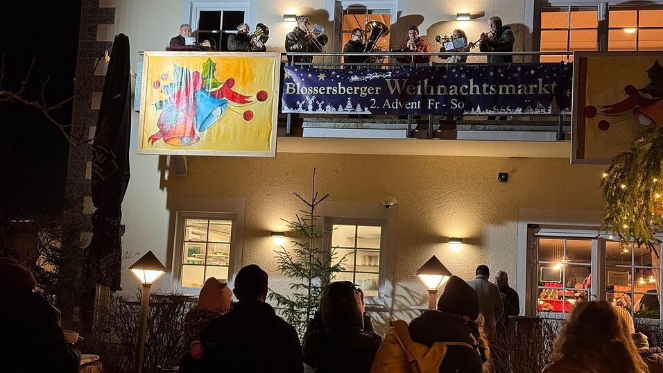 Die Bl&auml;sergruppe der Viechtacher Stadtkapelle auf dem Balkon.