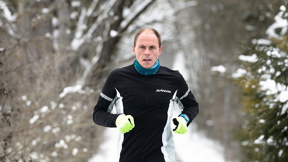 Daniel Busch läuft über einen verschneiten Weg. Für den Triathleten war Sport der Weg aus der Drogensucht. Sein Ziel: Der Ironman auf Hawaii, für den sich nur die Schnellsten der Welt qualifizieren können. Daniel Busch läuft über einen verschneiten Weg. Für den Triathleten war Sport der Weg aus der Drogensucht. Sein Ziel: Der Ironman auf Hawaii, für den sich nur die Schnellsten der Welt qualifizieren können.